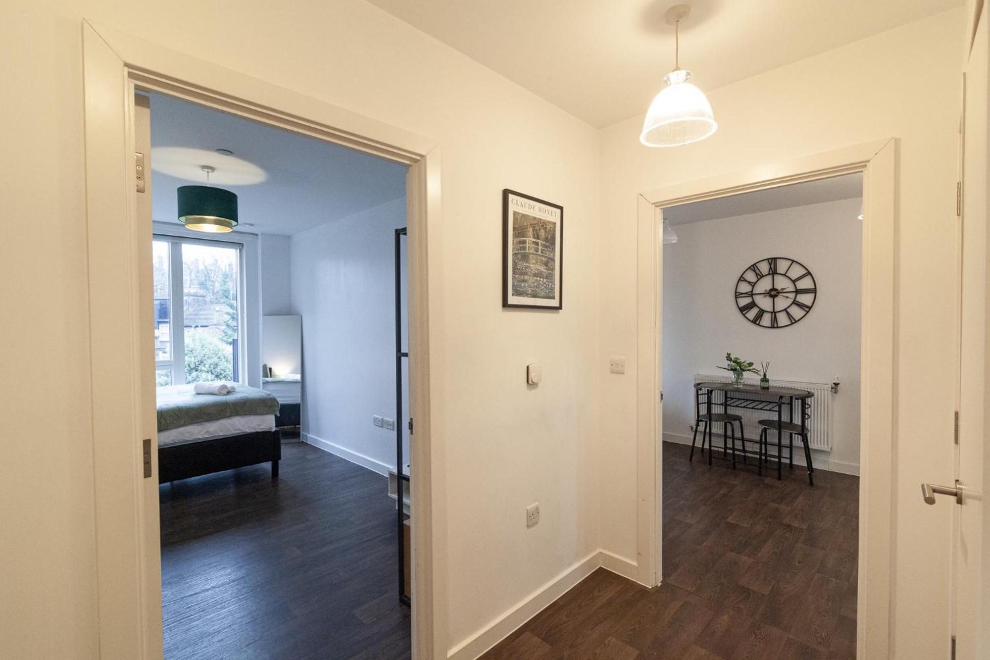 Spacious And Bright With Balcony Views Appartamento Londra