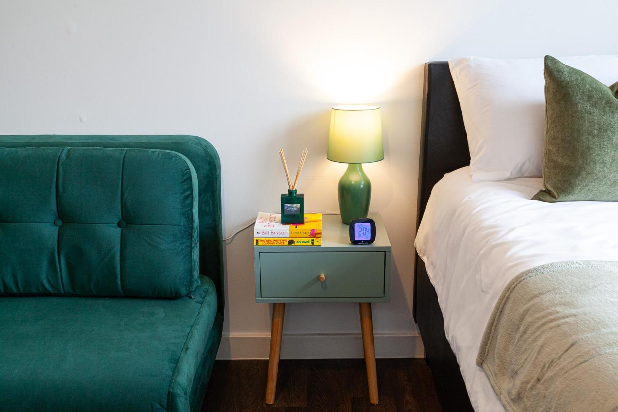 Spacious And Bright With Balcony Views * Londra