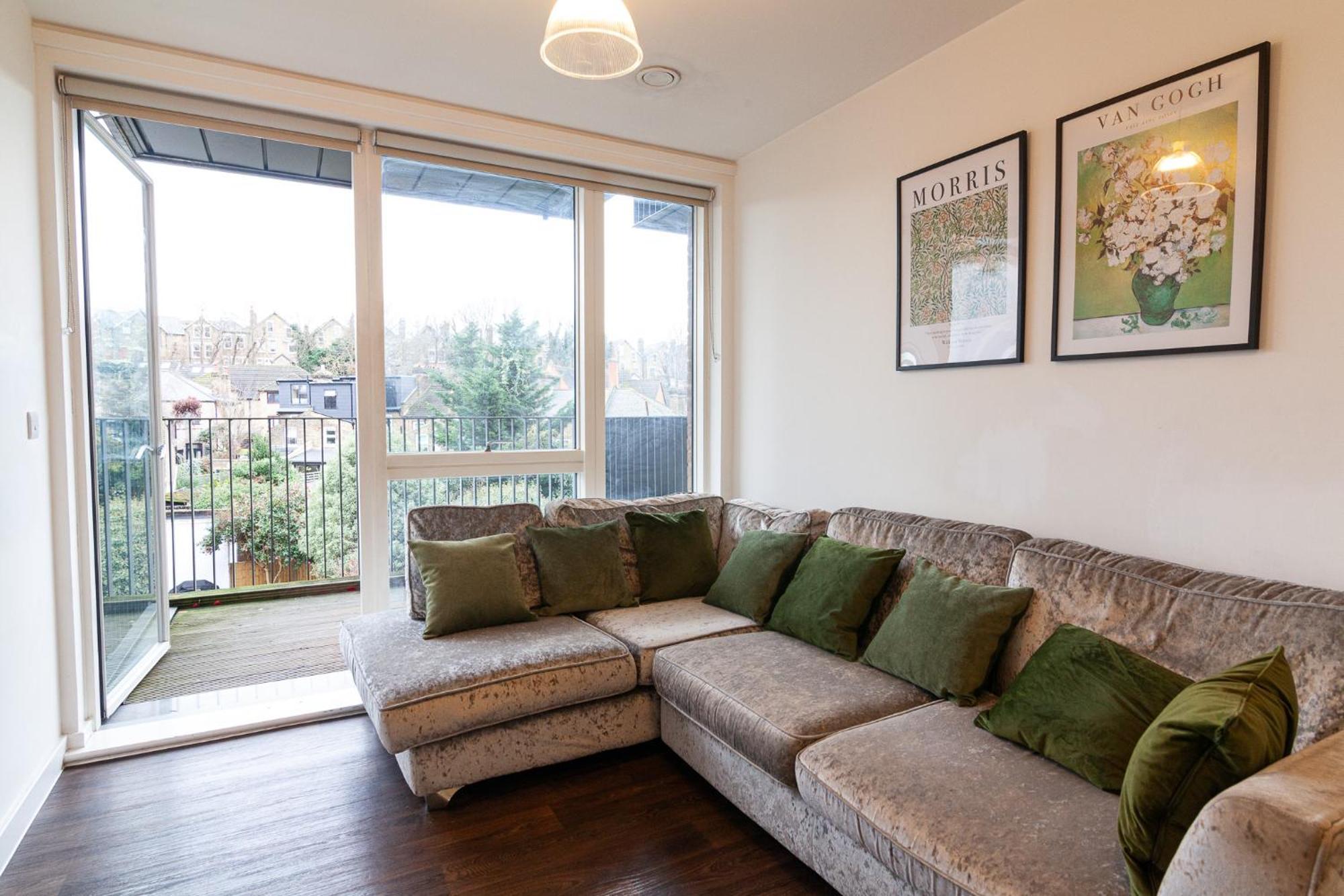 Spacious And Bright With Balcony Views Appartamento