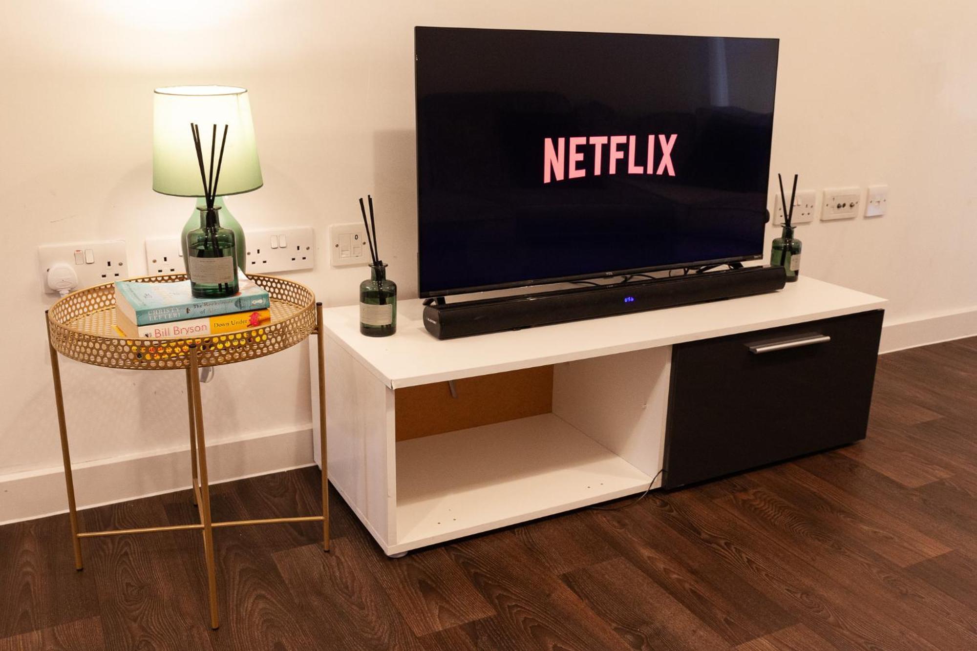 Spacious And Bright With Balcony Views * Londra
